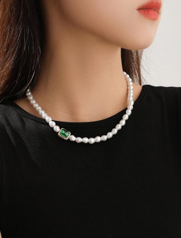 Collana Elegante con Perle e Pietra Verde